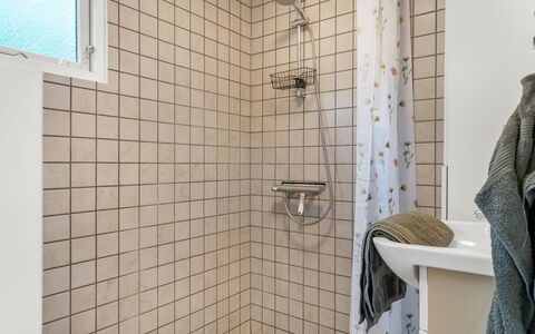Steinunn - 2.9Km from the Sea: Gebouw, Huis, Venster, Huis, Dak, Woongebied, Struik, Verblijf, Land Lot