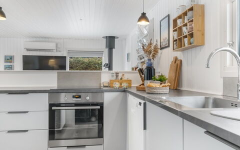 Steinunn - 2.9Km from the Sea: Gebouw, Huis, Venster, Huis, Dak, Woongebied, Struik, Verblijf, Land Lot