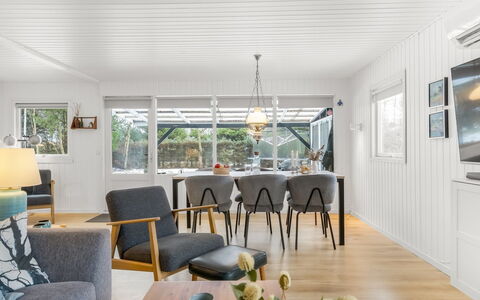 Steinunn - 2.9Km from the Sea: Gebouw, Huis, Venster, Huis, Dak, Woongebied, Struik, Verblijf, Land Lot