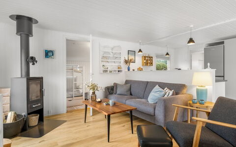 Steinunn - 2.9Km from the Sea: Gebouw, Huis, Venster, Huis, Dak, Woongebied, Struik, Verblijf, Land Lot