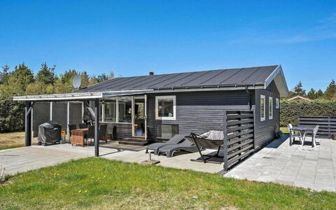 Steinunn - 2.9Km from the Sea: Gebouw, Huis, Venster, Huis, Dak, Woongebied, Struik, Verblijf, Land Lot