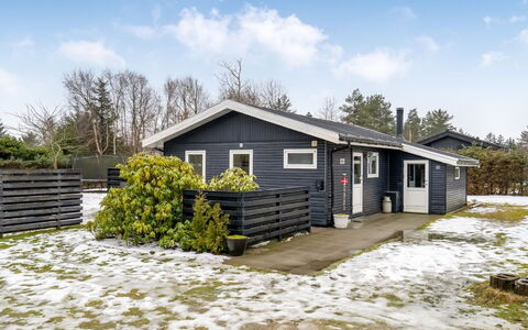 Steinunn - 2.9Km from the Sea: Gebouw, Huis, Venster, Huis, Dak, Woongebied, Struik, Verblijf, Land Lot