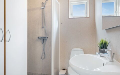 Odlef - 110M to the Fjord: Loodgieterswerkinrichting, Badkamer, Muur, Flooring, Verdieping, Interieur Ontwerp, Wastafel, Toilet, Kraan, Wastafel In De Badkamer