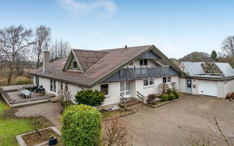 Stilla - 19Km from the Sea: Dak, Huis, Huis, Verblijf, Deur, Siding, Landgoed, Gazon, Werf, Veranda