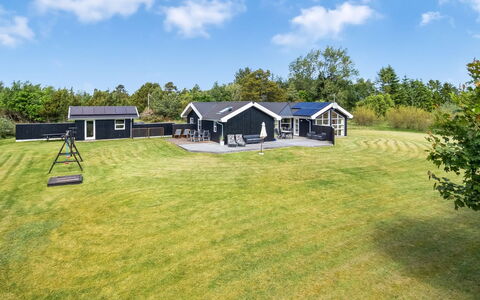 Oddvar - 400M from the Sea: Huis, Dak, Huis, Deur, Verblijf, Schaduw, Tuin, Groundcover, Veranda, Werf