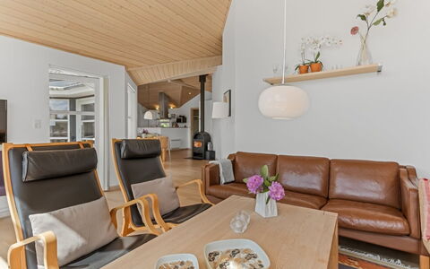 Oddvar - 400M from the Sea: Huis, Dak, Huis, Deur, Verblijf, Schaduw, Tuin, Groundcover, Veranda, Werf
