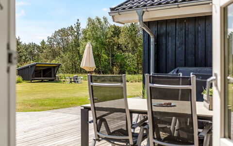 Oddvar - 400M from the Sea: Huis, Dak, Huis, Deur, Verblijf, Schaduw, Tuin, Groundcover, Veranda, Werf