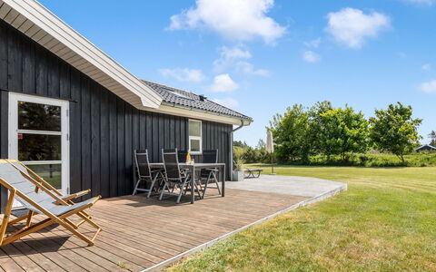 Oddvar - 400M from the Sea: Huis, Dak, Huis, Deur, Verblijf, Schaduw, Tuin, Groundcover, Veranda, Werf