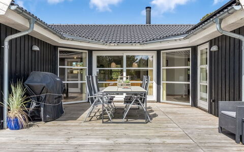 Oddvar - 400M from the Sea: Huis, Dak, Huis, Deur, Verblijf, Schaduw, Tuin, Groundcover, Veranda, Werf