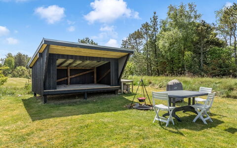 Oddvar - 400M from the Sea: Huis, Dak, Huis, Deur, Verblijf, Schaduw, Tuin, Groundcover, Veranda, Werf