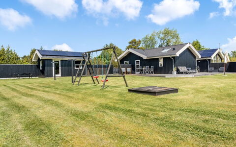Oddvar - 400M from the Sea: Huis, Dak, Huis, Deur, Verblijf, Schaduw, Tuin, Groundcover, Veranda, Werf