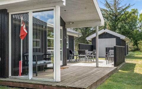 Oddvar - 400M from the Sea: Huis, Dak, Huis, Deur, Verblijf, Schaduw, Tuin, Groundcover, Veranda, Werf