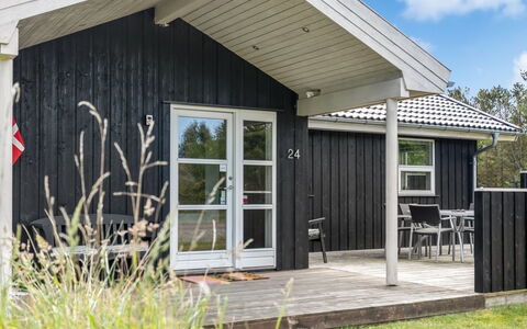 Oddvar - 400M from the Sea: Huis, Dak, Huis, Deur, Verblijf, Schaduw, Tuin, Groundcover, Veranda, Werf