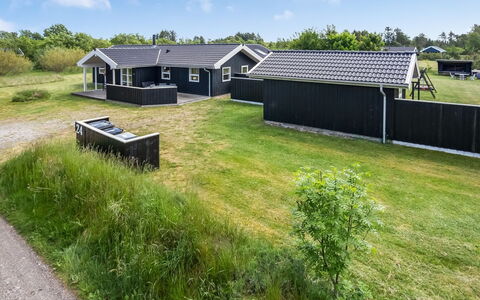 Oddvar - 400M from the Sea: Huis, Dak, Huis, Deur, Verblijf, Schaduw, Tuin, Groundcover, Veranda, Werf
