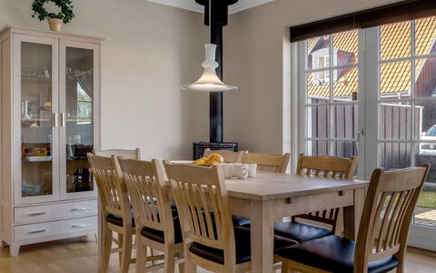 Verner - 990M from the Sea: Meubilair, Flooring, Interieur Ontwerp, Hout, Verdieping, Stoel, Tafel, Keuken En Eettafel, Eetkamer, Houten Vloer