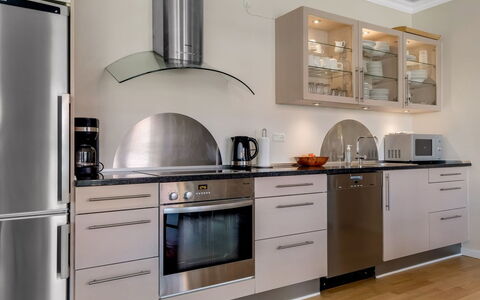 Verner - 990M from the Sea: Toestel Van De Keuken, Meubilair, Keuken, Cabinetry, Flooring, Major Appliance, Countertop, Interieur Ontwerp, Huishoudapparatuur, Hout