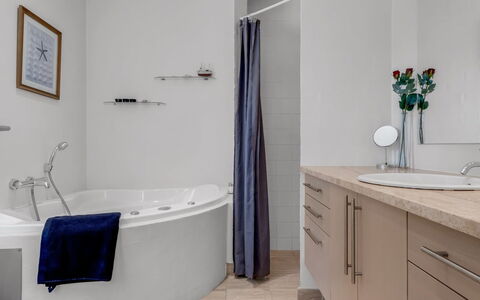 Verner - 990M from the Sea: Badkamer, Interieur Ontwerp, Loodgieterswerkinrichting, Flooring, Verdieping, Bad, Kraan, Wastafel, Loodgieter, Spiegel