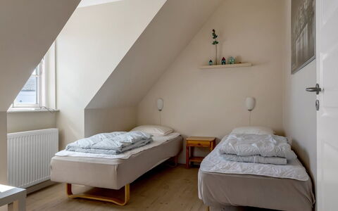 Verner - 990M from the Sea: Bed, Verdieping, Slaapkamer, Flooring, Interieur Ontwerp, Muur, Bedding, Laken, Hout, Meubilair