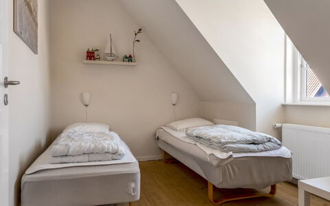 Verner - 990M from the Sea: Bed, Slaapkamer, Verdieping, Interieur Ontwerp, Muur, Flooring, Hout, Bedding, Meubilair, Laken