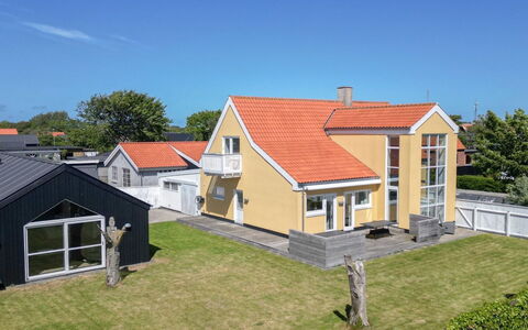 Meike - 700M from the Sea: Huis, Dak, Huis, Verblijf, Schuur, Garden Gebouwen, Siding, Werf, Blokhut, Hut