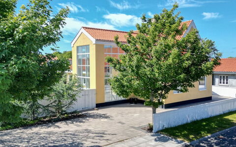 Meike - 700M from the Sea: Huis, Dak, Huis, Verblijf, Schuur, Garden Gebouwen, Siding, Werf, Blokhut, Hut