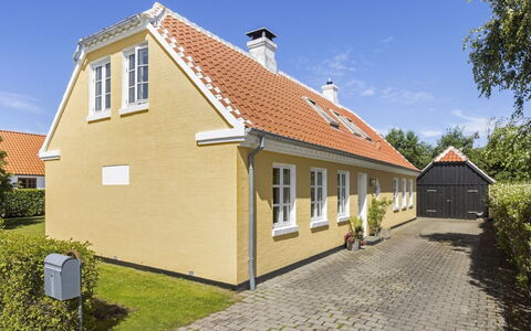 Faik - 1.4Km from the Sea: Huis, Dak, Huis, Deur, Verblijf, Schaduw, Tuin, Groundcover, Veranda, Werf
