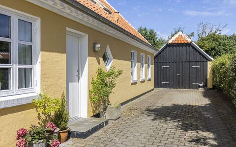 Faik - 1.4Km from the Sea: Huis, Dak, Huis, Deur, Verblijf, Schaduw, Tuin, Groundcover, Veranda, Werf