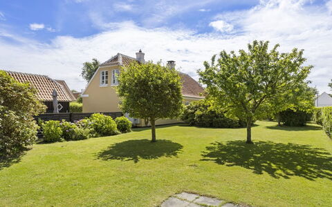 Faik - 1.4Km from the Sea: Huis, Dak, Huis, Deur, Verblijf, Schaduw, Tuin, Groundcover, Veranda, Werf