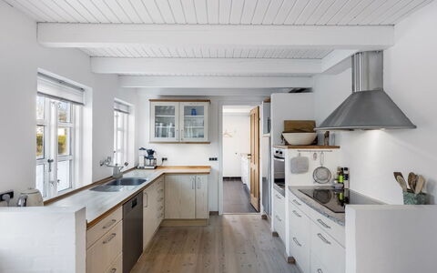 Faik - 1.4Km from the Sea: Huis, Dak, Huis, Deur, Verblijf, Schaduw, Tuin, Groundcover, Veranda, Werf