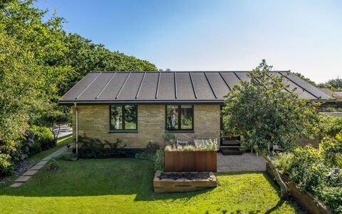 Segut - 300M from the Sea: Dak, Huis, Huis, Verblijf, Deur, Siding, Dek, Veranda, Plank, Hardwood