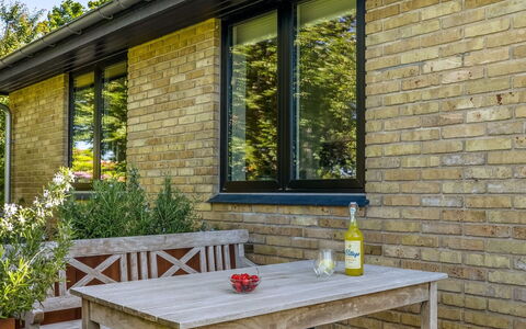 Segut - 300M from the Sea: Dak, Huis, Huis, Verblijf, Deur, Siding, Dek, Veranda, Plank, Hardwood