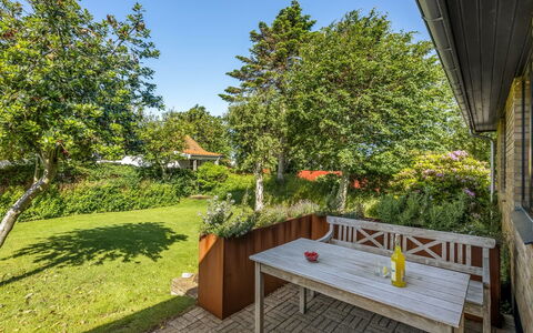 Segut - 300M from the Sea: Dak, Huis, Huis, Verblijf, Deur, Siding, Dek, Veranda, Plank, Hardwood
