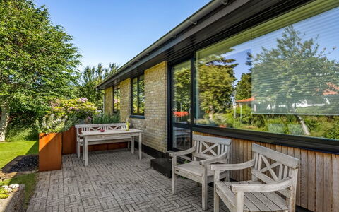 Segut - 300M from the Sea: Dak, Huis, Huis, Verblijf, Deur, Siding, Dek, Veranda, Plank, Hardwood