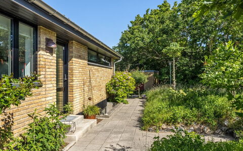 Segut - 300M from the Sea: Dak, Huis, Huis, Verblijf, Deur, Siding, Dek, Veranda, Plank, Hardwood