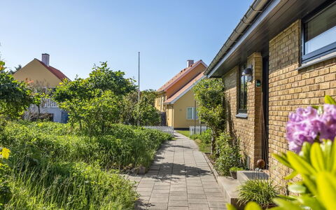 Segut - 300M from the Sea: Dak, Huis, Huis, Verblijf, Deur, Siding, Dek, Veranda, Plank, Hardwood