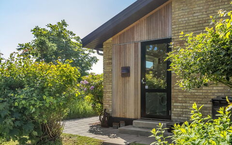 Segut - 300M from the Sea: Dak, Huis, Huis, Verblijf, Deur, Siding, Dek, Veranda, Plank, Hardwood