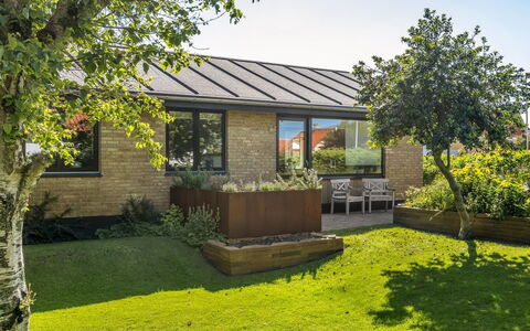 Segut - 300M from the Sea: Dak, Huis, Huis, Verblijf, Deur, Siding, Dek, Veranda, Plank, Hardwood