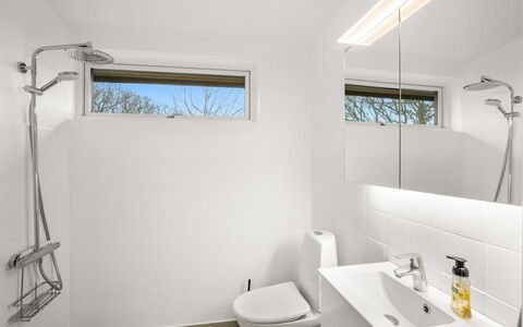 Segut - 300M from the Sea: Flooring, Interieur Ontwerp, Loodgieterswerkinrichting, Muur, Verdieping, Badkamer, Hout, Plafond, Kraan, Wastafel