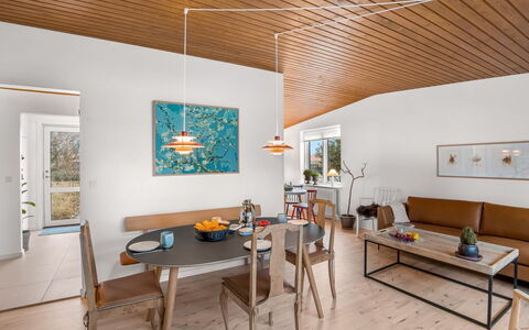 Segut - 300M from the Sea: Meubilair, Interieur Ontwerp, Flooring, Muur, Stoel, Tafel, Verdieping, Hout, Plafond, Eetkamer