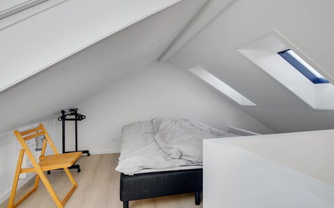 Henritte - 200M from the Sea: Hout, Plafond, Interieur Ontwerp, Flooring, Verdieping, Zolder, Slaapkamer, Meubilair, Kamer, Bed