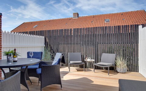 Henritte - 200M from the Sea: Hout, Buitenmeubels, Meubilair, Stoel, Dek, Schaduw, Hardwood, Buitentafel, Patio, Houten Vloer