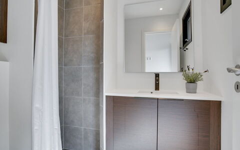 Henritte - 200M from the Sea: Flooring, Muur, Interieur Ontwerp, Verdieping, Loodgieterswerkinrichting, Badkamer, Badkamerkast, Huis, Kamer, Loodgieter