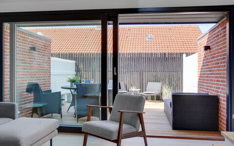 Henritte - 200M from the Sea: Meubilair, Interieur Ontwerp, Hout, Flooring, Verdieping, Stoel, Bankstel, Huis, Woonkamer, Tafel