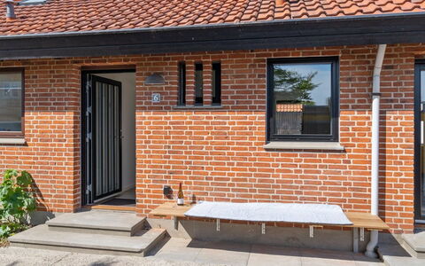Henritte - 200M from the Sea: Muur, Steen, Metselwerk, Deur, Facade, Huis, Siding, Huis, Home Deur