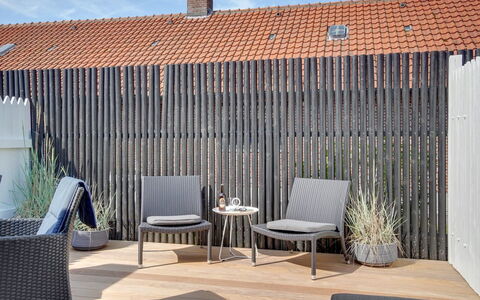 Henritte - 200M from the Sea: Hout, Buitenmeubels, Meubilair, Stoel, Hardwood, Plank, Ontwerp, Beits, Dek