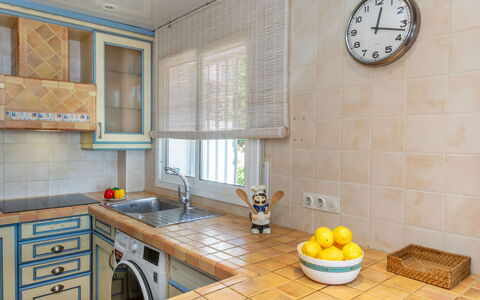 Apartamento Palace: Keuken, Countertop, Flooring, Interieur Ontwerp, Toestel Van De Keuken, Hout, Major Appliance, Cabinetry, Verdieping, Kamer