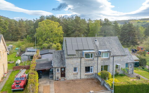 Glen Affric Cottage: Boom, Huis, Huis, Struik, Verblijf, Landgoed, Woud, Lariks, Bos