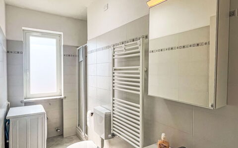 Alessandro: Flooring, Muur, Verdieping, Loodgieterswerkinrichting, Interieur Ontwerp, Badkamer, Toilet, Wc Bril, Kamer, Loodgieter