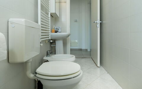 Alessandro: Wc Bril, Badkamer, Toilet, Loodgieterswerkinrichting, Wastafel, Flooring, Interieur Ontwerp, Wastafel In De Badkamer, Verdieping, Loodgieter