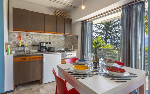Max: Meubilair, Major Appliance, Keuken, Appartement, Stoel, Toestel Van De Keuken, Toevlucht, Beits, Keuken En Eettafel, Countertop
